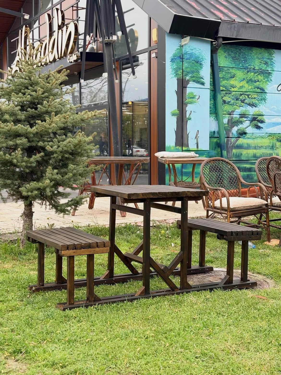 Doğal dokusu ve sağlam yapısıyla ahşap bahçe mobilyası ve bank