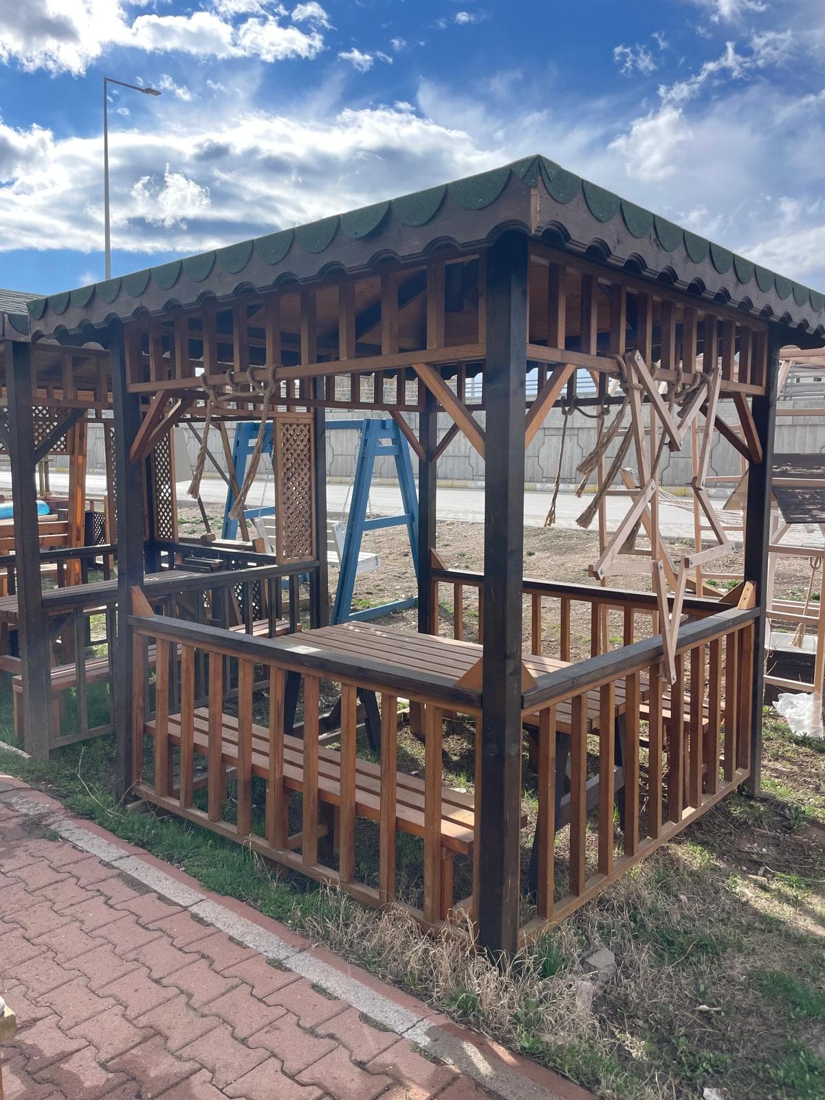 Tamamlanmış ve verniklenmiş ahşap evcil hayvan kulübesi ile bahçe şezlongları (Sonraki Hali)