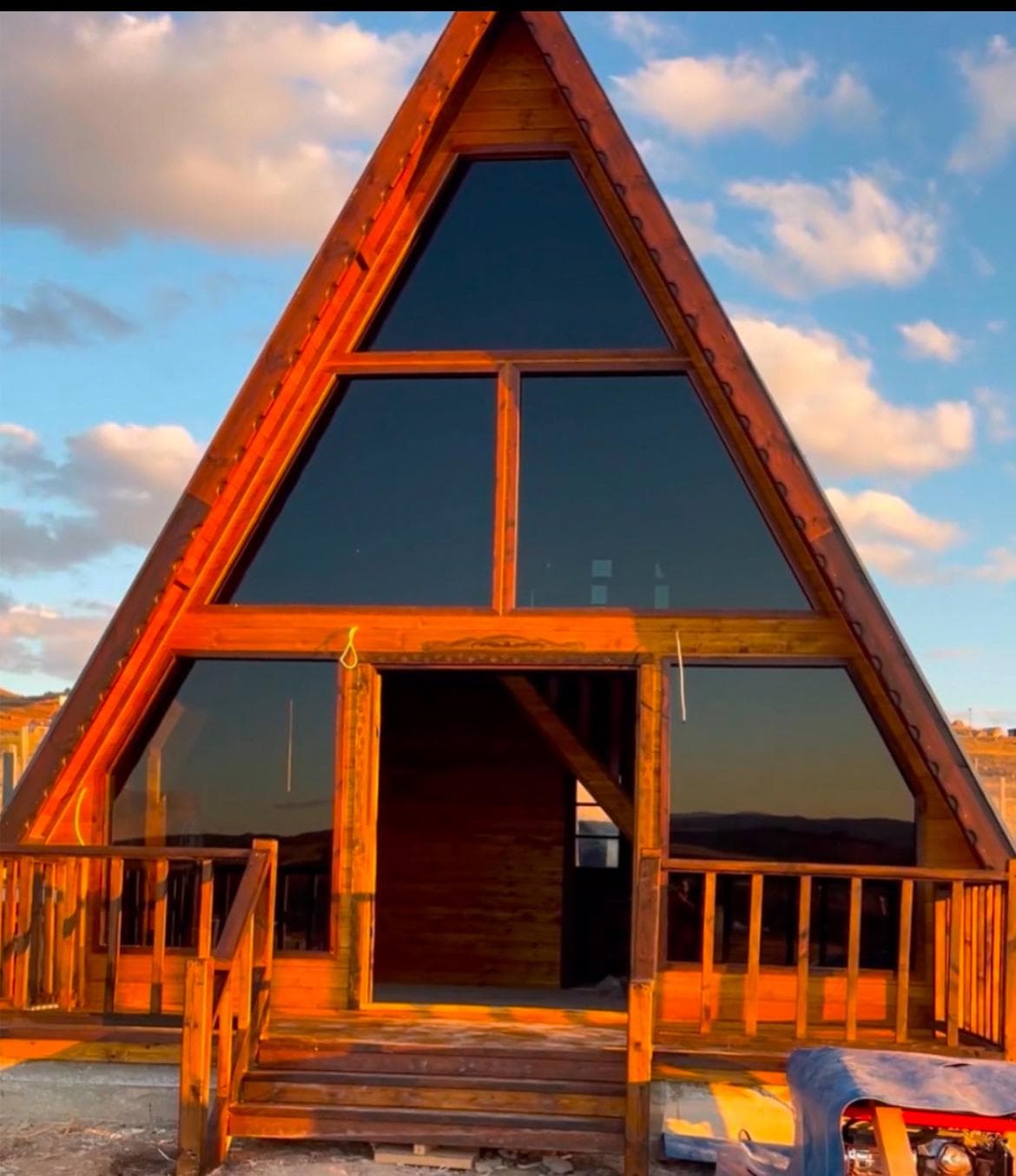 Gün batımında altın ışıklarla aydınlanan loft katlı A-Frame bungalov (Sonraki Hali)