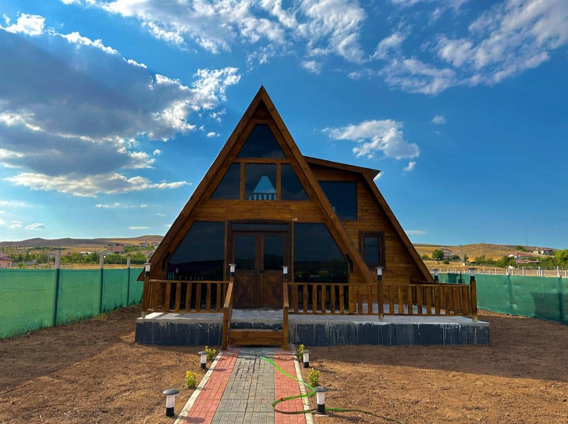 Sivas'ta lüks A-Frame ahşap bungalov ev – veranda ve peyzaj aydınlatmalı