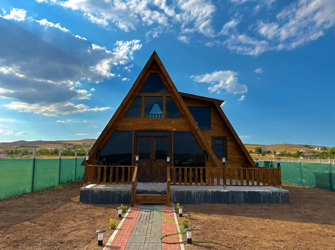 Sivas'ta lüks A-Frame ahşap bungalov ev – veranda ve peyzaj aydınlatmalı