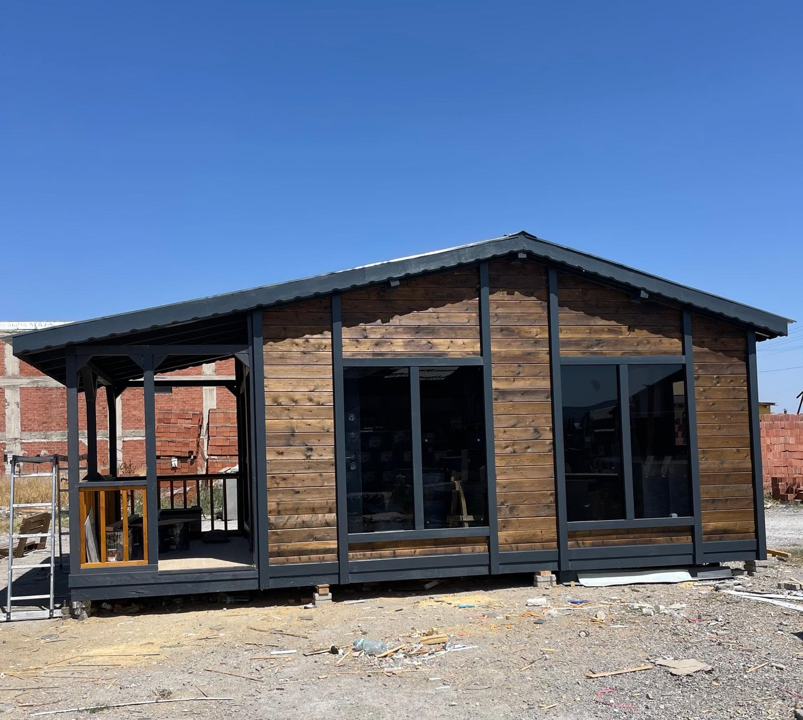 Geniş panoramik cam cepheli modern lüks ahşap bungalov (Tamamlanmış)