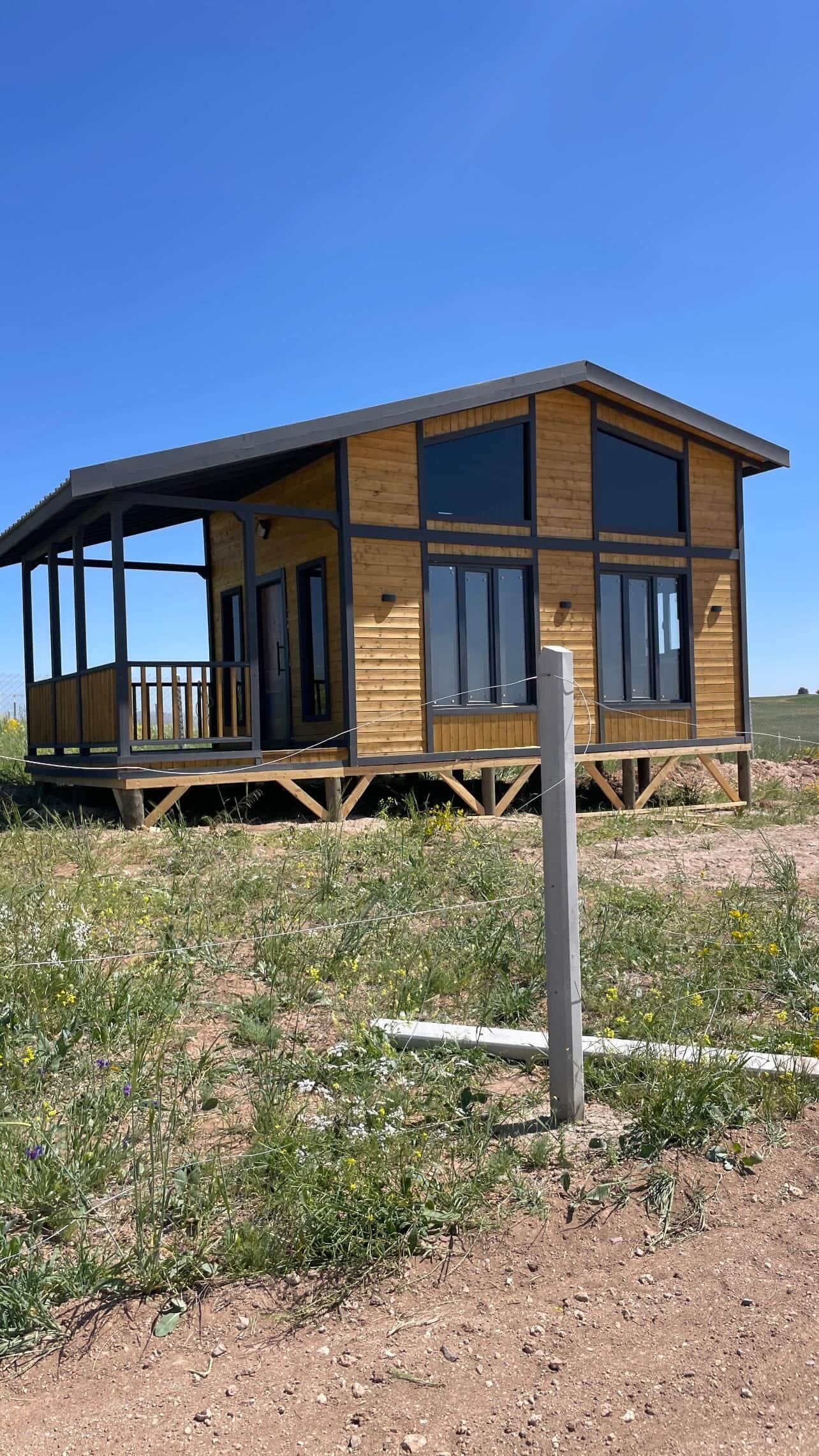 Çift katlı lüks ahşap villa – stilt kolonlar üzerinde modern yapı